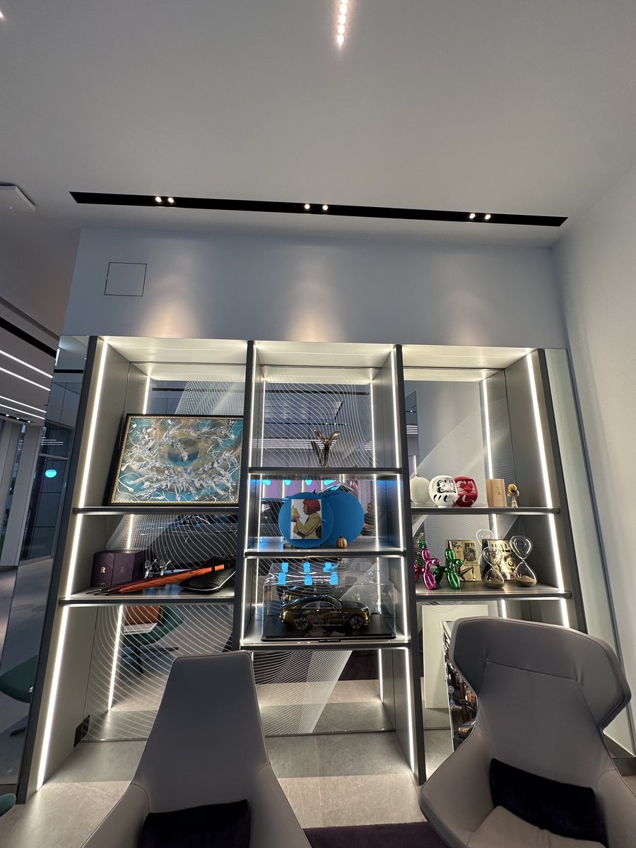 🚘✨🎨
ロールスロイスの納車と同時に、オーラアートもご納品。
不思議なのは、意図せず描いた絵の色合いが、納車された車の内装と同じアルゼンチンカラー🩵だったこと。

打ち合わせもなく偶然の一致。けれど、まるで必然のように引き寄せられた瞬間に鳥肌が立ちました。