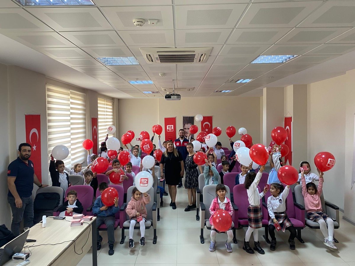 Aydın 112 Acil Çağrı Merkezi (@aydin112acm) on Twitter photo Acil durumda tek numara ➡️📞1️⃣1️⃣2️⃣ bilinirlik ve farkındalık çalışmaları kapsamında Güzelhisar İlköğretim Okulu öğrencilerine bilgilendirme yapılarak çocuklar için hazırladığımız Acil Durum Kılavuzu dağıtımı sağlandı.
<a href="/112teknumara/">112 Acil Çağrı Merkezleri</a>
<a href="/illeridaresi/">İller İdaresi Genel Müdürlüğü</a>
<a href="/TC_icisleri/">T.C. İçişleri Bakanlığı</a> Acil durumda tek numara ➡️📞1️⃣1️⃣2️⃣ bilinirlik ve farkındalık çalışmaları kapsamında Güzelhisar İlköğretim Okulu öğrencilerine bilgilendirme yapılarak çocuklar için hazırladığımız Acil Durum Kılavuzu dağıtımı sağlandı.
<a href="/112teknumara/">112 Acil Çağrı Merkezleri</a>
<a href="/illeridaresi/">İller İdaresi Genel Müdürlüğü</a>
<a href="/TC_icisleri/">T.C. İçişleri Bakanlığı</a>