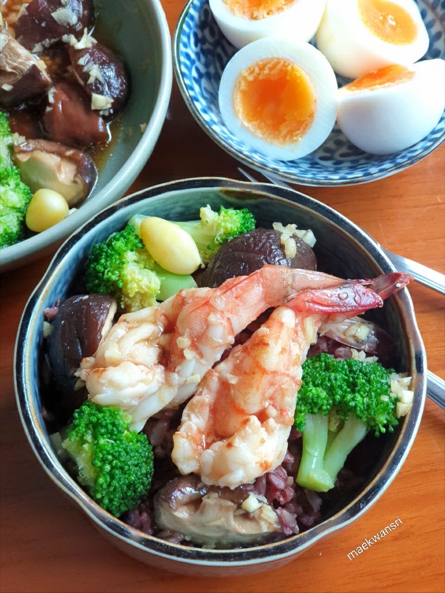 มื้อนี้กินง่ายๆ กุ้ง บรอกโคลี เห็ดหอม  แปะก๋วย ราดด้วยซอสโชยุ และไข่ต้ม