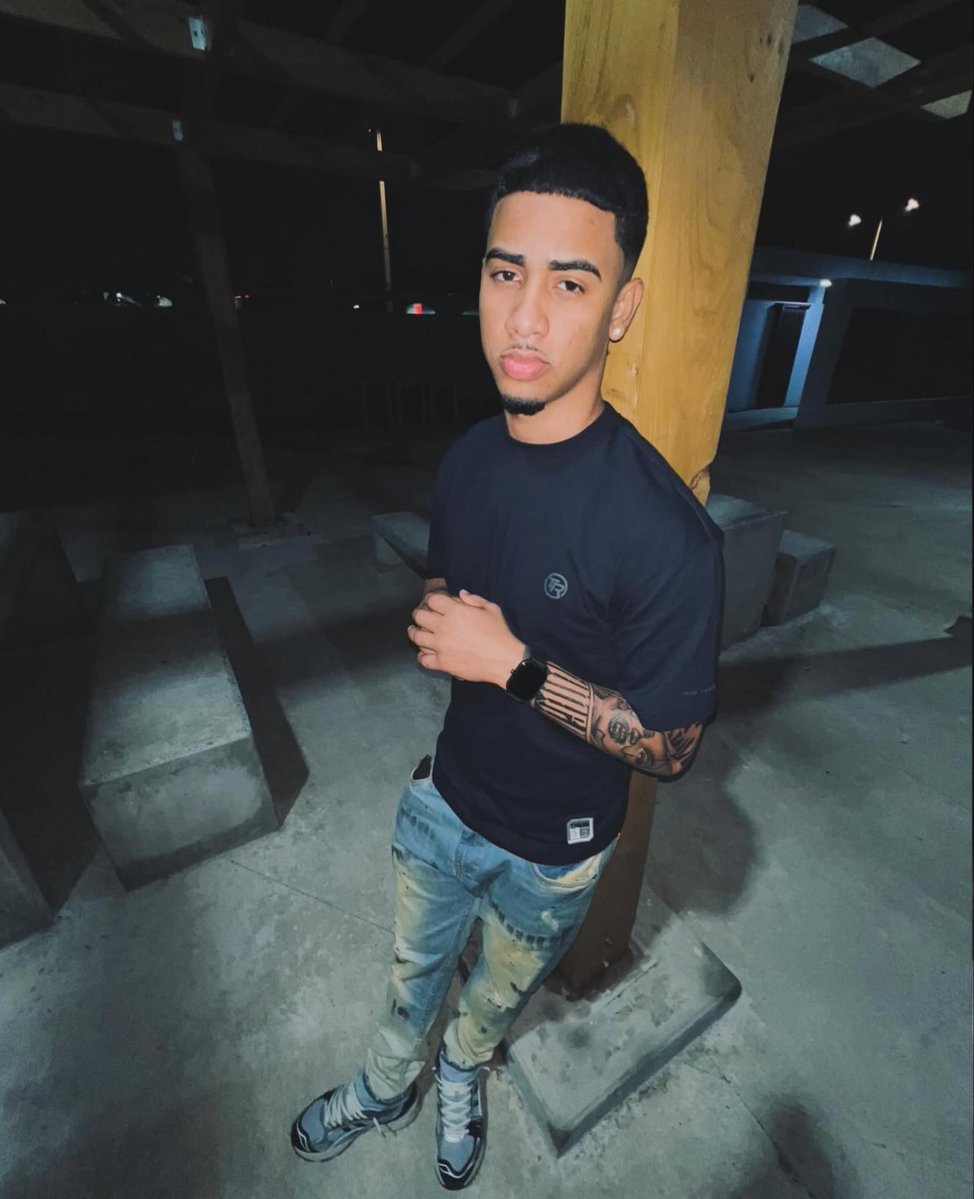 Te cuento la gumeza se a dedicado a enviár DM a todos los jóvenes que ve redes sociales, le pide fotos intimas de su parte y después lo tira para lante pero con este no le salió el chico la chapio con 5k el día de su cumpleaños y ahora gumeza anda quemándolo en grupos de WhatsApp