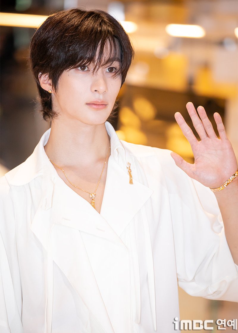 แจก 100/ 2 คน รี+ติดแท็กตามนี้ค้าบ

🦕💘 

쇼메 앤톤
BEE DE CHAUMET WITH ANTON
#CHAUMETxANTON
#ANTONForCHAUMET 
#ANTON #앤톤
#CHAUMET <a href="/Chaumet/">Chaumet</a>