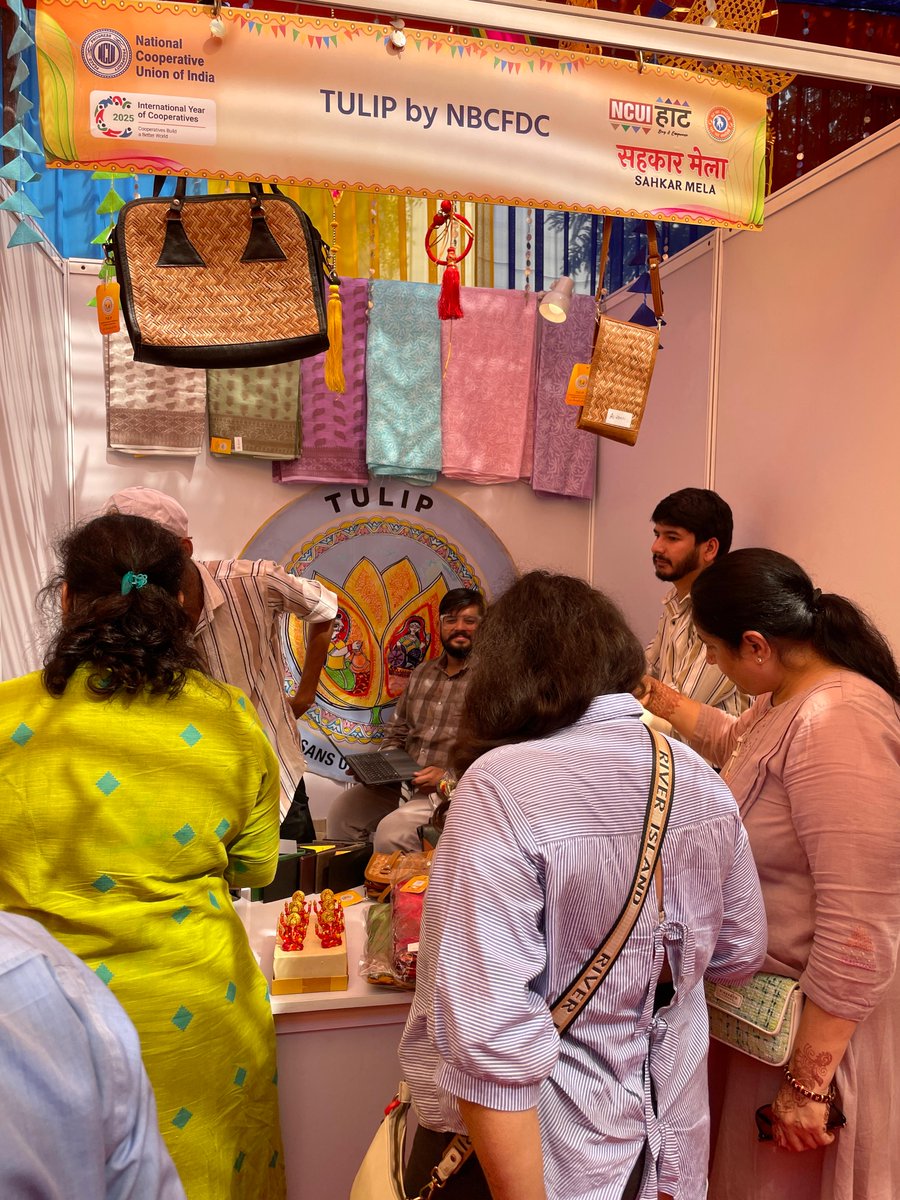 एनबीसीएफडीसी द्वारा ट्यूलिप पहल के अंतर्गत एनसीयूआई कैंपस, नई दिल्ली में आयोजित सहकार मेला (14-17 अक्टूबर 2025) में निगम के लक्षित वर्गों के अंतर्गत आने वाले शिल्पकारों के हाथों से बने सुंदर हस्तशिल्प उत्पादों की प्रदर्शनी और बिक्री की जा रही है।