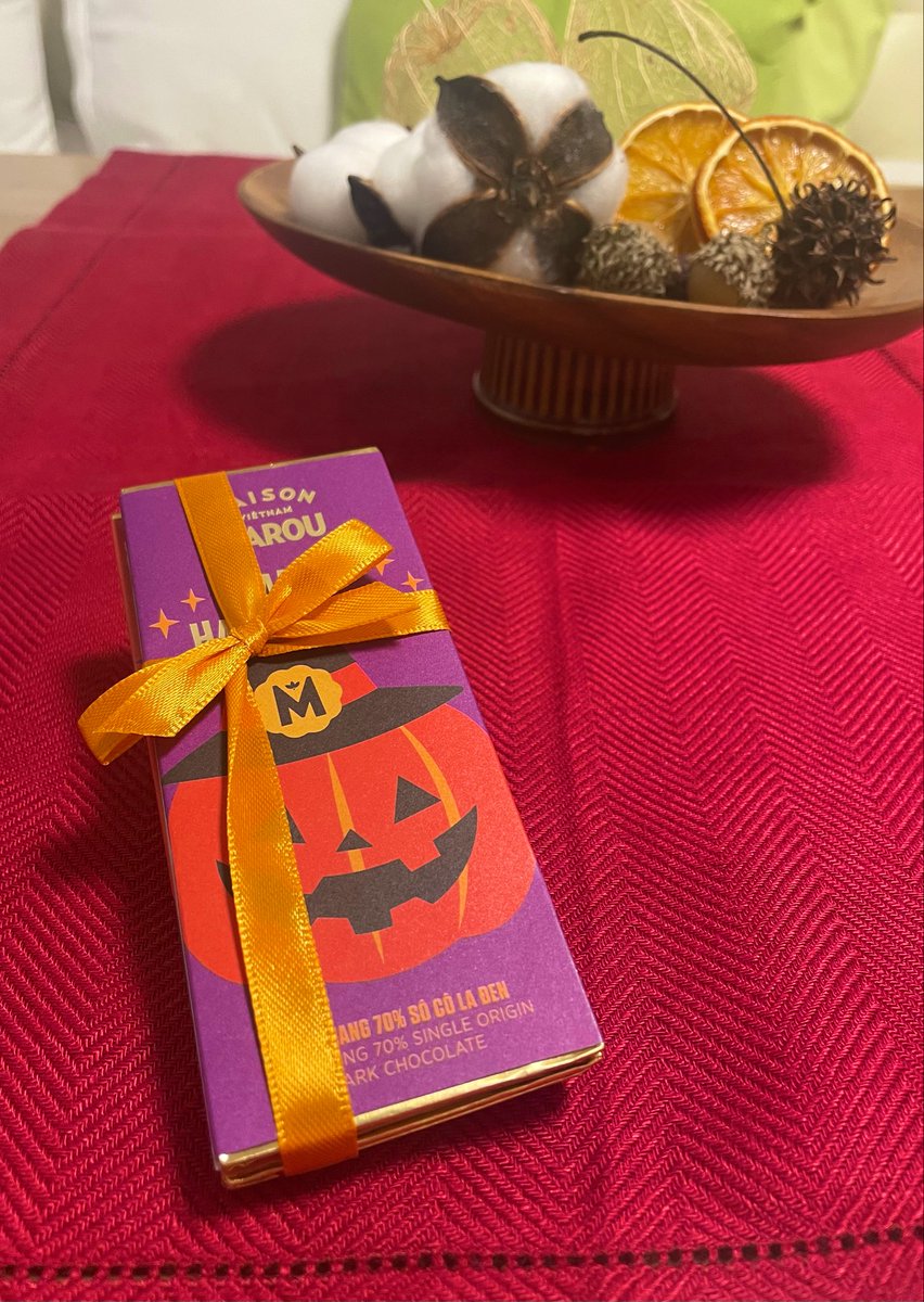 sada20240410's tweet photo. 上司からのお土産 
いただきま〜す🎃😋

#MAROU  #ベトナム🇻🇳
#チョコレート🍫 
#MarouFaiseursdeChocolat #BEANtoBar 🥭
#おやつ #ハロウィン 👻
#コーヒータイム ☕️ https://t.co/t51l8V8kUk