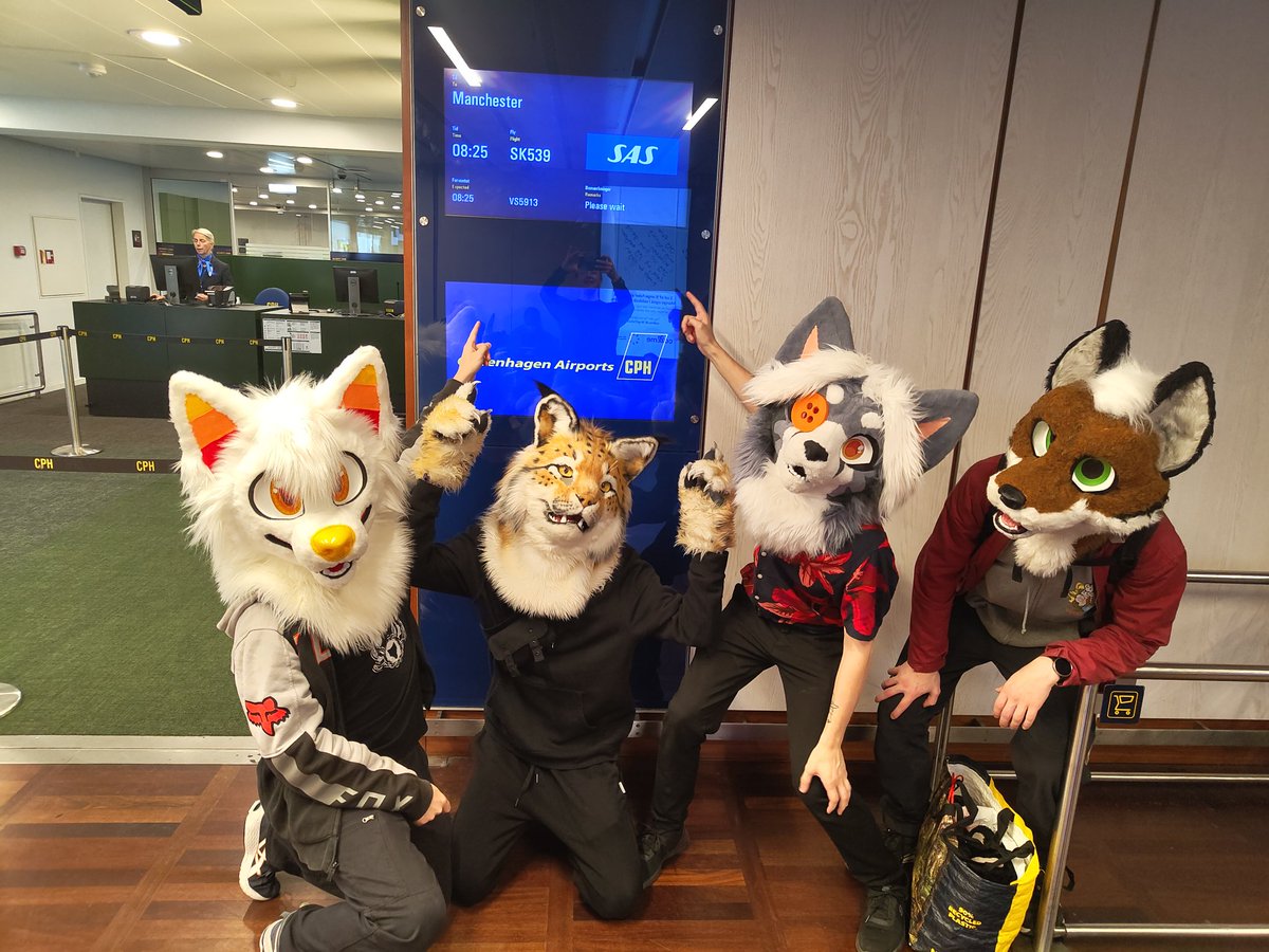 ØwO? Where he go? Manchesterrr!!

See you at #DoggyWeekend #clubanimalz 

Feat.
<a href="/ShakkiFox/">ShakkiFox🇩🇰🇵🇱</a> ❄️
<a href="/ItsZaltany/">Zaltany</a> 🧶
<a href="/SproxxyHusky/">🏳️‍🌈🇩🇰Sproxxy Husky 🔜 NFC</a> 🅱️

📸 Some British lady!