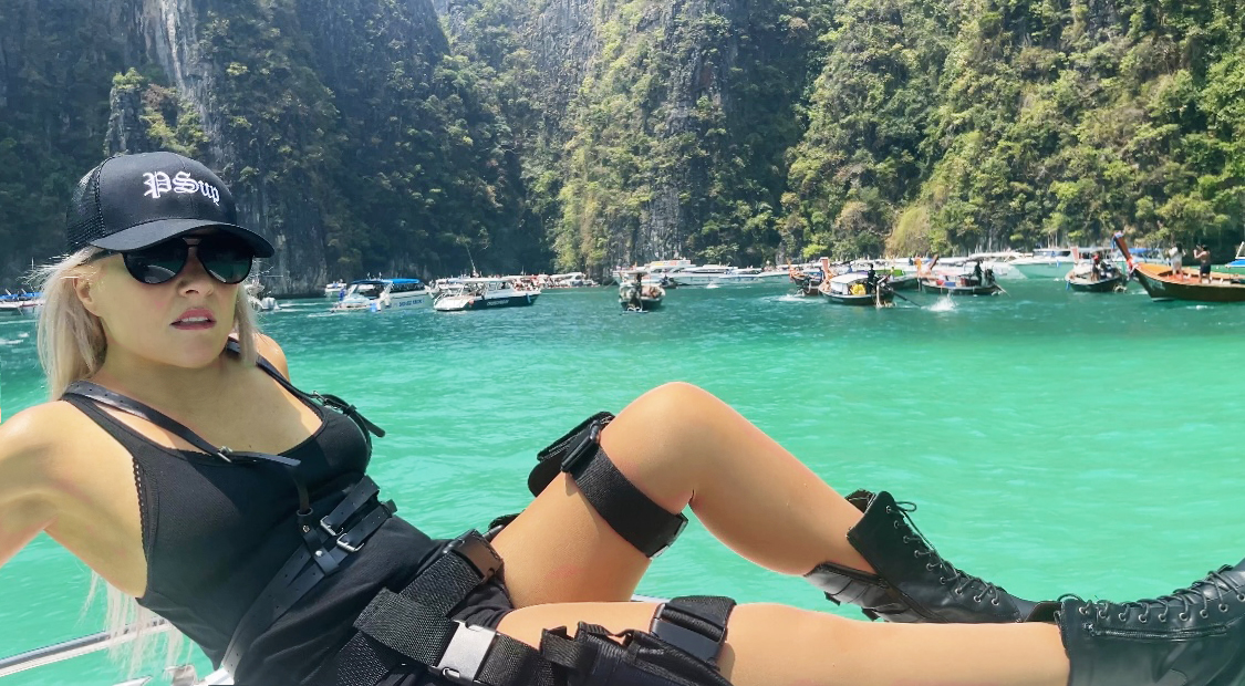 I made the mistake of buying MSTR leveraged no less, and losing lots of money so please presave my new single Harrison Ford too.fm/z2zjrkz/presav…