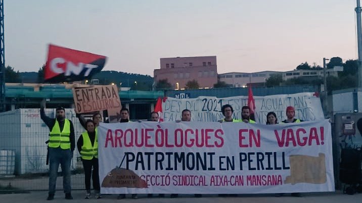 🔴⚫ Des de primera hora el piquet de vaga de Ca La Madrona a peu d'obra!

I mentres el comitè de vaga inspeccionant la resta d'obres com cada dia! 

Incombustibles les companyes ❤️‍🔥✊

#vaga #arqueologia #mataro #catalunya #modelsindical #comptaambcnt #huelga #Barcelona #cat