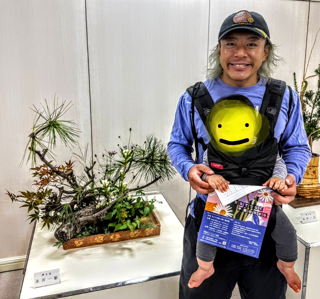 第76回茶華道協会いけばな展にプロレスラー吉野コータロー見参！！
たくさんの花達が試合で負けた吉野の心を優しく癒しました。

ほとばしる伝統！白熱いけばな展！！
#走り続けるコータロー　とタンク