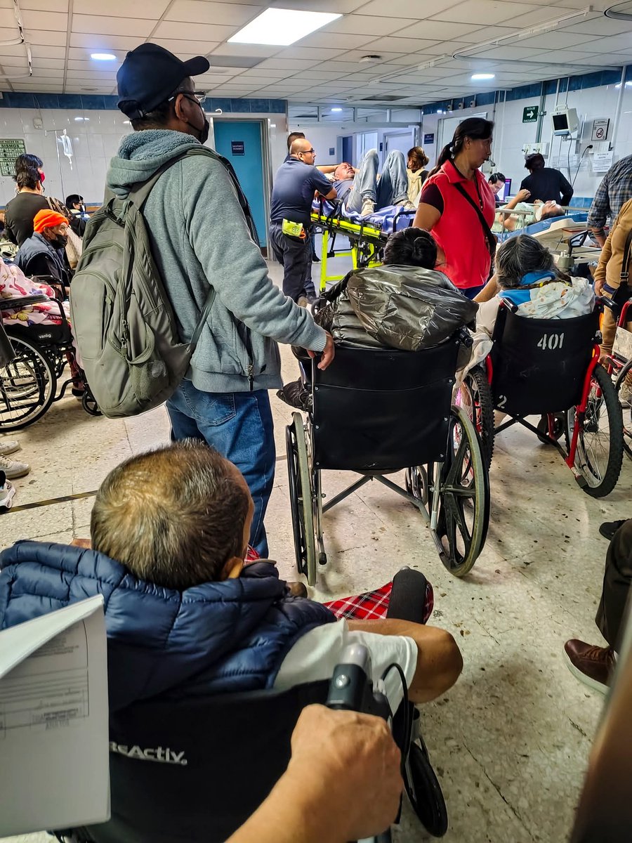 sagh6's tweet photo. @AztecaNoticias Quienes hemos acudido al servicio de Urgencias del Hospital General, sabemos que hay muy poco personal, tanto que se tardan 3 horas para tomarte los signos vitales y solo hay uno o dos doctores para atender a todos los pacientes. Esta foto es de principios de septiembre. https://t.co/67A2qdmman