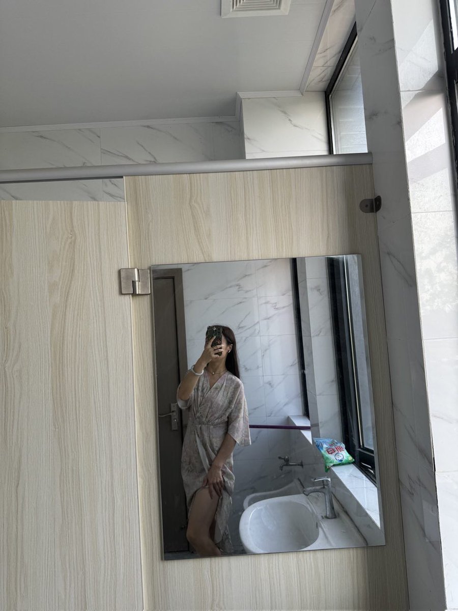 AndrewD19352732's tweet photo. 我不觉得自己是一个滥情的女人，只是先生长期异地，身边没有一个能说话的人。 有时身体上不自觉的起反应，真的很想找个人相互慰藉… 也许之前分享的图片视频让你们觉得我很放纵，但是成年人的孤独也许只有对的人能懂了吧～ https://t.co/At4FPGIlCn