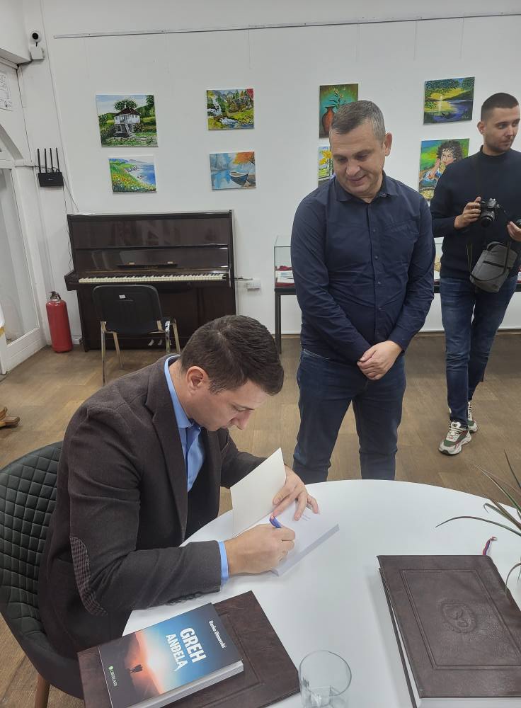 У читаоници Народне библиотеке „Радоје Домановић“ у Лесковцу организована је промоција књиге „Грех анђела“ Дарка Димовског.
У програму је учествовала и Јелена Перић Конић, професорка клавира у Музичкој школи "Станислав Бинички" у Лесковцу...
facebook.com/leskovac.bibli…