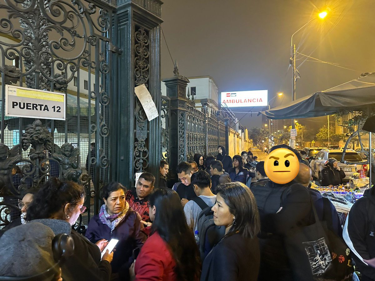 En el Hospital Loayza esperan a los familiares de Mauricio Ruiz, manifestante víctima de disparo de policía 'terna' [sin uniforme]; estudiantes están preocupados por compañeros heridos internados a quienes la policía los quiere intervenir #15O #MarchaNacional