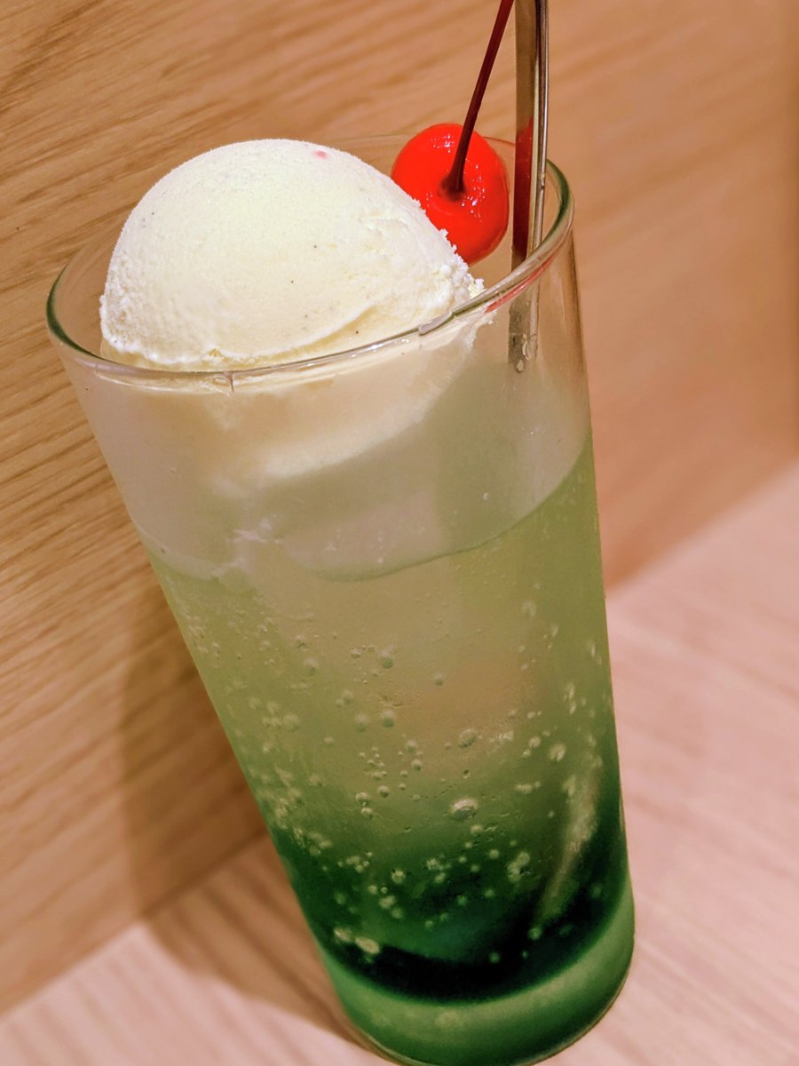 そろそろおやつの時間🕒 #メロンクリームソーダ たまーに飲むとただただ懐かしーくほっこりします😋 #自分色記念日 当行のコーポレートカラーは  #グリーン ですよ～💚😎 グリーンにもたくさん種類があるがいぜ(*´艸`*) #富山X会🏔️