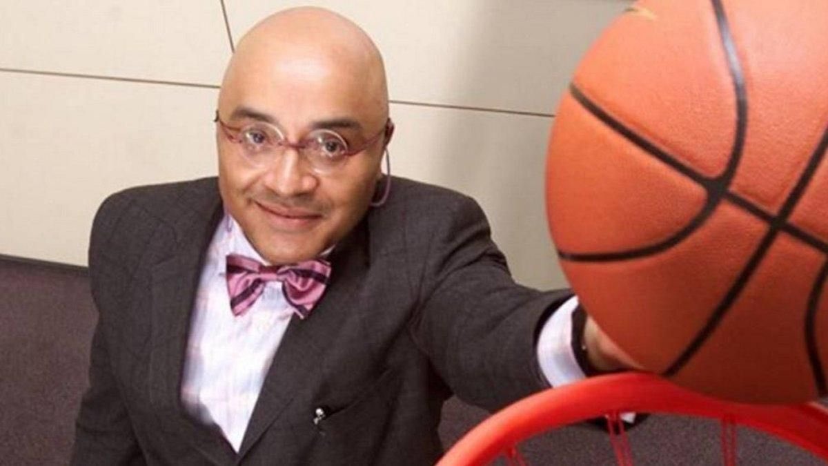 16 de octubre de 2009

Hoy hace 16 años que nos dejó Andrés Montes. 
Mira que me marcaste que me acuerdo cada año sin buscarlo.
Gracias Andrés, porque a muchos nos enganchaste a este deporte. Sigues siendo único e irrepetible en tu forma de narrar. Referente. Diferente.

Jugón.