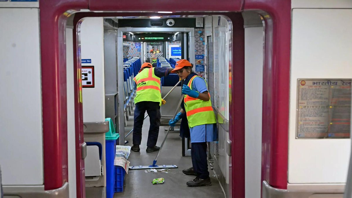 IndianTechGuide's tweet image. 🚨 Indian Railways spends ₹1,200 crore annually to clean Gutkha stains on trains and stations.
