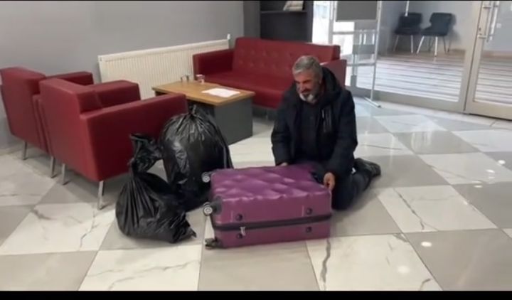 ibognlts's tweet photo. Bir Baba düşünün Kızının Ölümünden sonra eşyalarını Yurttan çöp poşeti içine koyulmuş vaziyette alıyor 😥
#RojinİçinAdalet 
#rojiniçinadalet https://t.co/0KgZUx6gkG