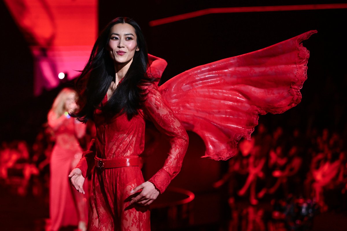 ChinaDaily's tweet photo. The Angels were soaring during the 2025 Victoria's Secret Fashion Show on Wednesday. #JasmineTookes didn't let being nearly nine months pregnant keep her from her duty opening the show. Chinese celebrities #YangMi, #LiuWen, and #JuXiaowen attended the show. This event also marked Ju Xiaowen's first Victoria's Secret fashion show since returning from maternity leave. #2025VSFashionShow #杨幂 #刘雯 #雎晓雯