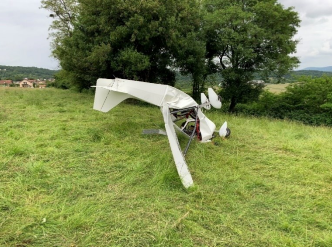 BEA_Aero's tweet photo. 📄🚩 Rapport d'enquête sur l'accident survenu à l'#ULM multiaxes Aéroservices Guepy 582 identifié 25AAG le 28/05/2024 à #Thise / Diminution de puissance du moteur en montée initiale, perte de contrôle en virage, collision avec le sol. https://t.co/V5edCy2dxo