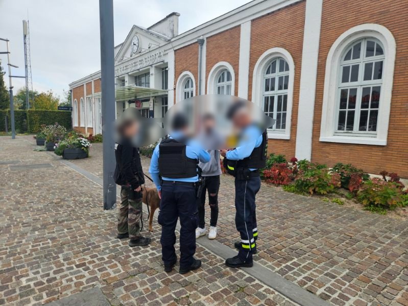 👮‍♂️[MISSION DE CONTRÔLE DES FLUX]👮‍♂️

🚔 Depuis le 01/10, l'EDSR a changé d’appellation pour devenir l'Escadron Départemental de Contrôle des Flux avec des missions élargies au ferroviaire.

🚨 Des contrôles ont eu lieu en gares et dans les trains. 

⚠️ Infractions aux stupéfiants.