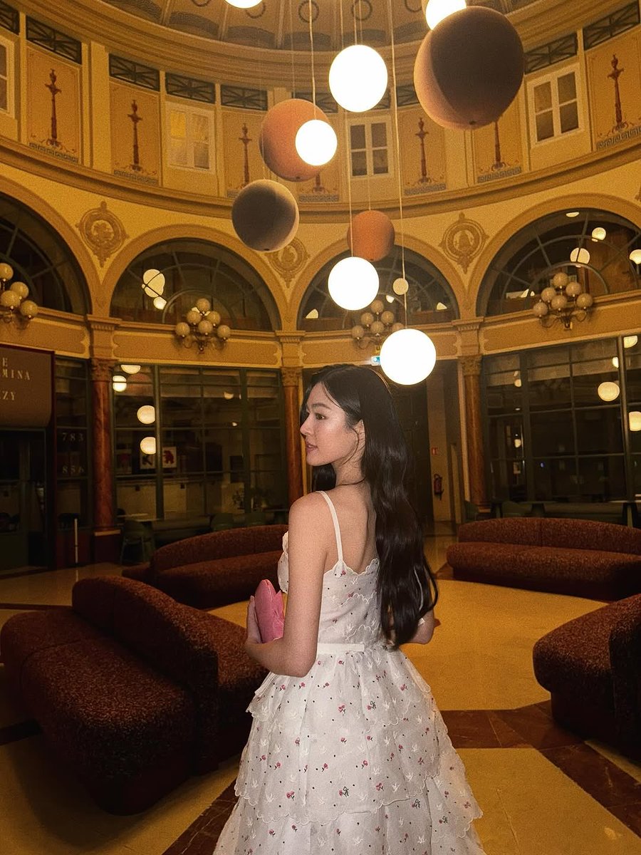 According to Onclusive’s official report (8 Sep – 8 Oct) analyzing social media data from the global Fashion Week period —
Lingling Kwong (Dior) ranks #4 globally with 7.44%, securing her position among the Top 5 most cited global influencers.

Her consistent digital impact
