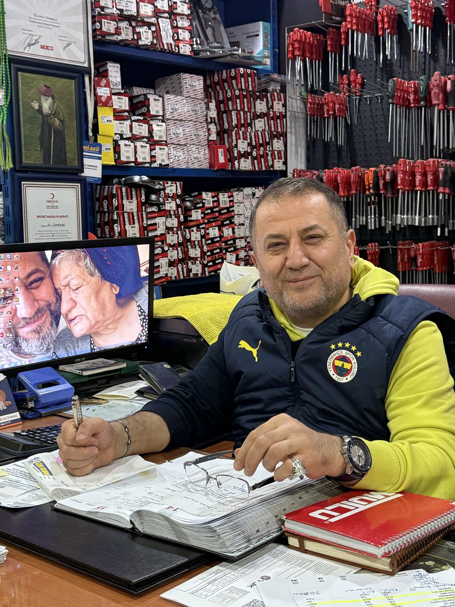 "Hayatında ne yaşamış
olursan ol;
Kendinden, kendini sevmekten, kendinle vakit geçirmekten vazgeçme.
Unutma,
kimsenin olmadığı zaman da,
SANA EN ÇOK SEN LAZIMSIN..."

Günaydın Mutlu Sabahlar Diliyorum..🌸💛💙☺️
#İnsancayaşamak #Günaydın #Hayırlıİşler #Bereket