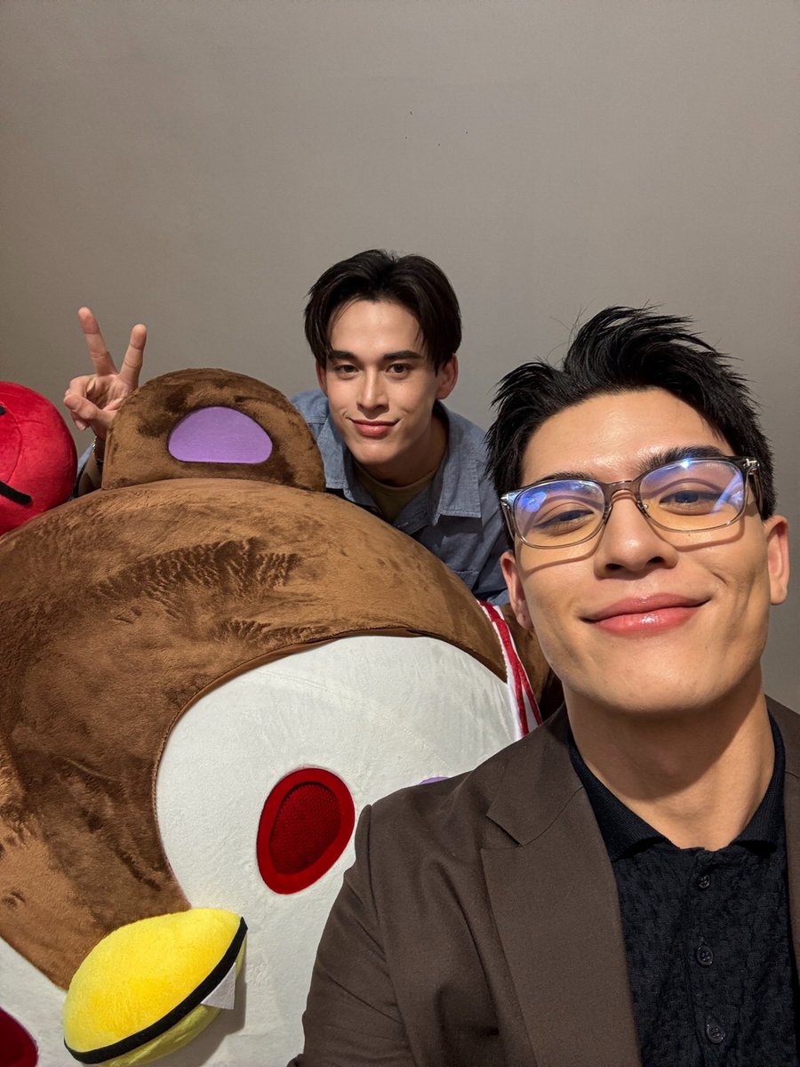 เมื่อ Pops #JossWayar กับ Dada #GawinCaskey ของพี่กลิ้ง เอ๊ย! พี่กวินซ์ลี่ #GUINZLY ส่งคลิปจากอีกซีกโลกมาหาลูกตัวจิ๋วนั้นมีแต่ความน่ารักให้เจ้าไข่พะโล้กับแกรนนี่แฮปปี้สุดๆ 

แต่ใดๆ ขอไฮไลท์ที่ “ใครแกล้งจดชื่อไว้เลย เดี๋ยวจัดการให้นะครับ”  📝🐻🐧 

คุณคะ!! ประชุมผู้ปกครองชั้น 30