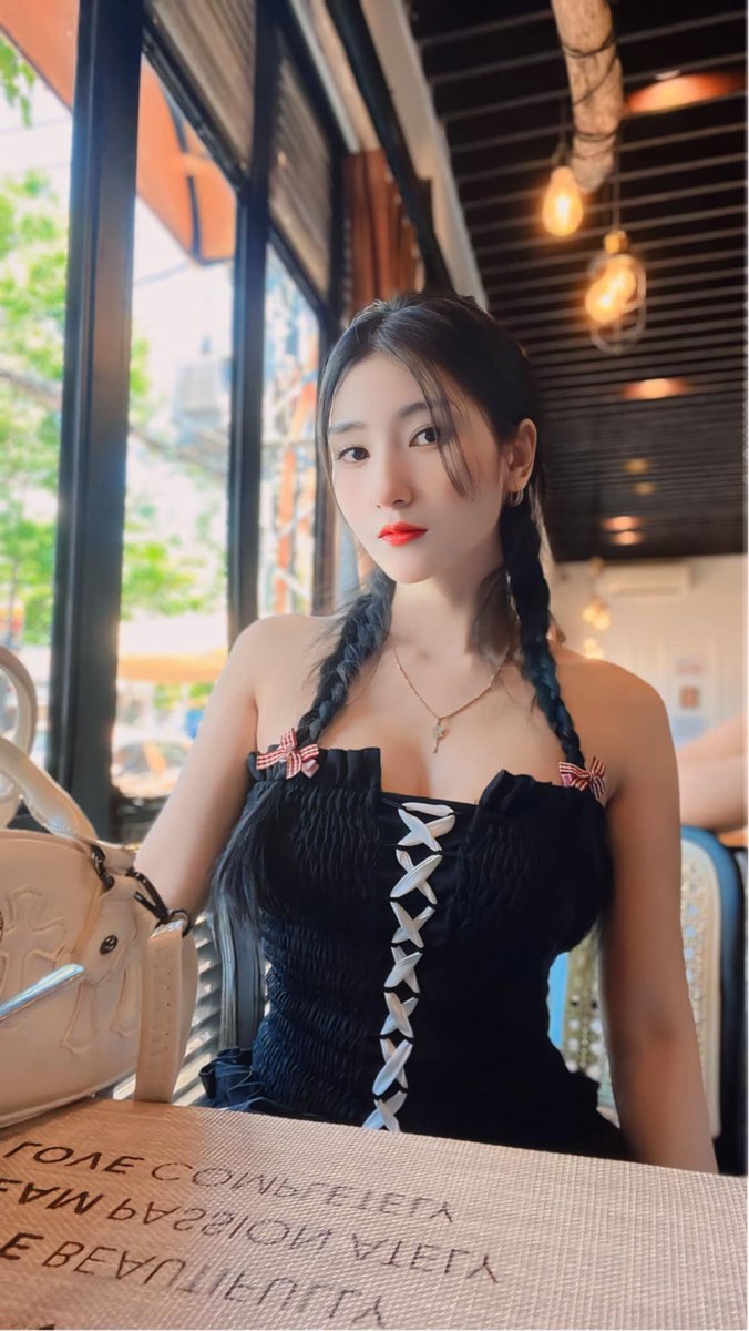 EmelinaTraugott's tweet photo. Thật ra tui củng xinh lắm đấy
Nhưng phải ai có căn mới thấy được https://t.co/HRTfqoNTQd