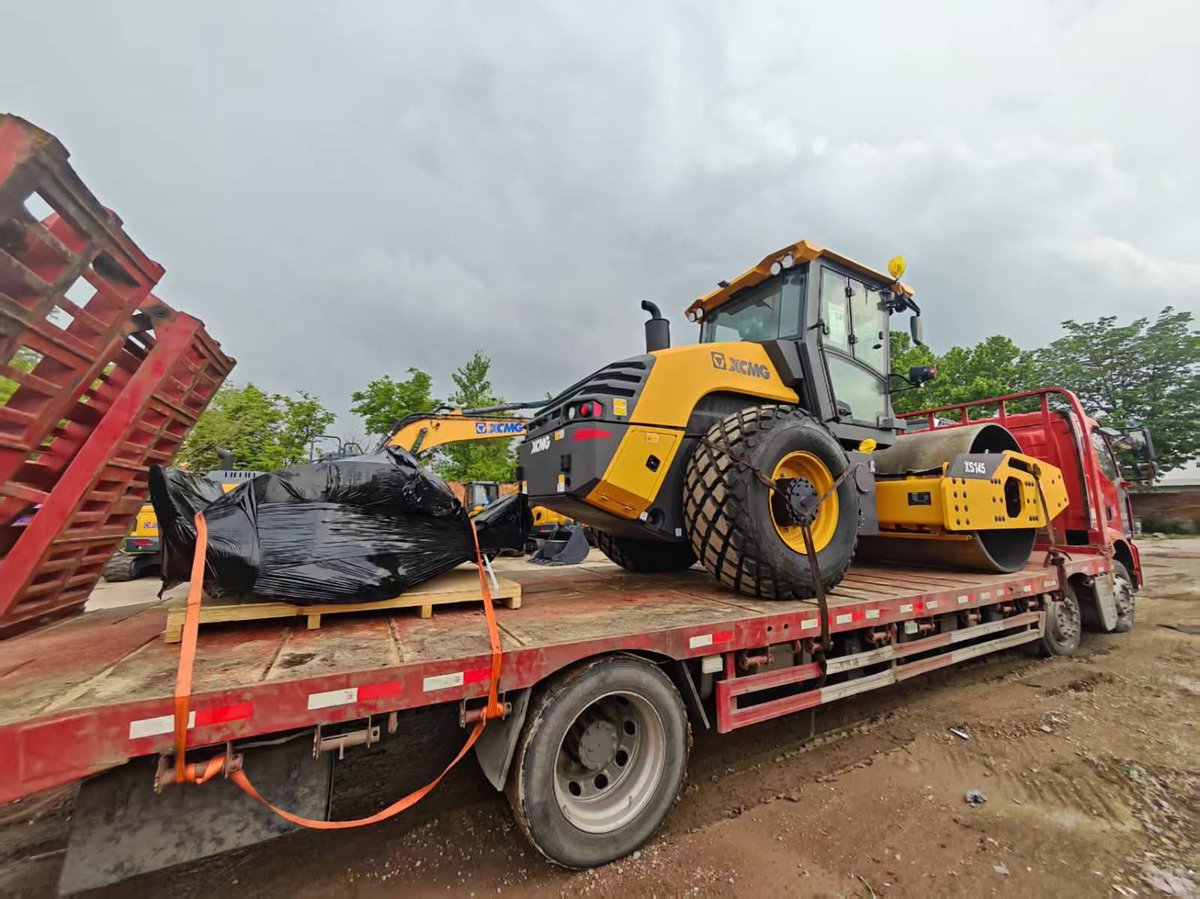 richarddddb's tweet photo. Machine Delivery!🥳
#XCMG 14000KG Weight Single Drum Vibration Road Roller XS145 With Imported #cummins Engine.
#XCMG #Liugong #bomag #DYNAPAC #roadroller #roadconstruction https://t.co/oEtuzGCZtZ