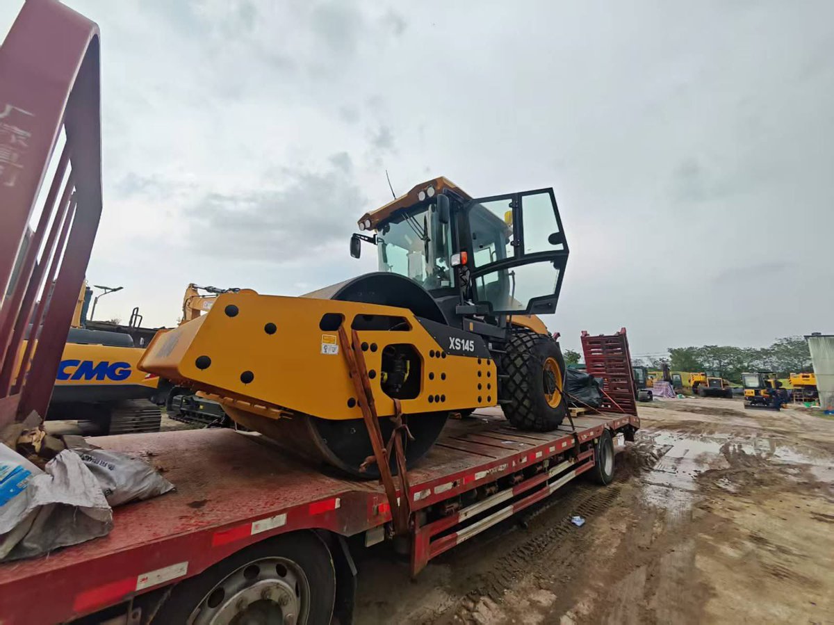 richarddddb's tweet photo. Machine Delivery!🥳
#XCMG 14000KG Weight Single Drum Vibration Road Roller XS145 With Imported #cummins Engine.
#XCMG #Liugong #bomag #DYNAPAC #roadroller #roadconstruction https://t.co/oEtuzGCZtZ
