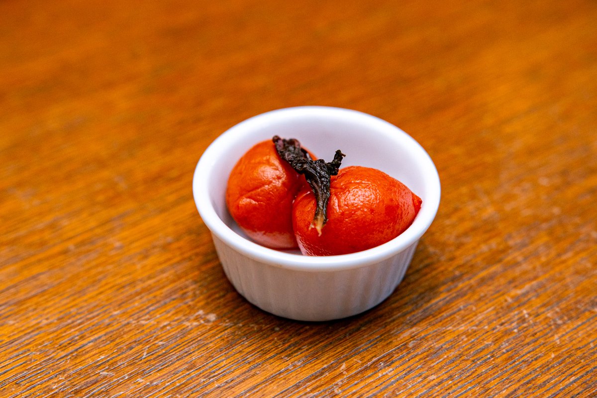 【土曜日まで】

好評につき延長しておりました『赤パンドラ』ですが18日(土)で終了となります😂🙌

自家製のエビ香味油が効いたエビの風味たっぷりのカレー🦐
梅干しをかじりながら食べるとさらに旨味が増す不思議なカレーです🤩🦐

ぜひ梅干しと一緒にお召し上がりくださいませ😆👍