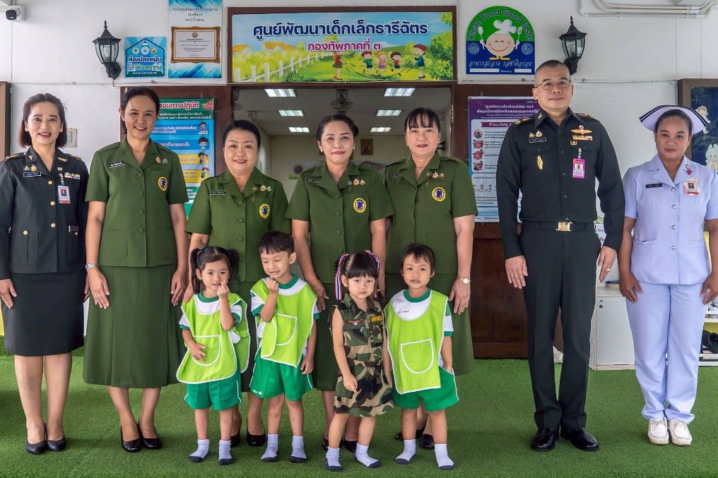 3rd_army1's tweet image. คุณ สินีนาฏ วิจิตรพงษา ประธานสามาคมแม่บ้านทหารบก สาขา กองบัญชาการช่วยรบที่ 3 ร่วมติดตามคณะคุณ อิสรีย์ บุญญะ ประธานสมาคมแม่บ้านทหารบก สาขา กองทัพภาคที่ 3 ตรวจเยี่ยม ชมการดำเนินงาน และการเรียนการสอนของ ศูนย์พัฒนาเด็กเล็กธารีฉัตร ค่ายสมเด็จพระนเรศวรมหาราช