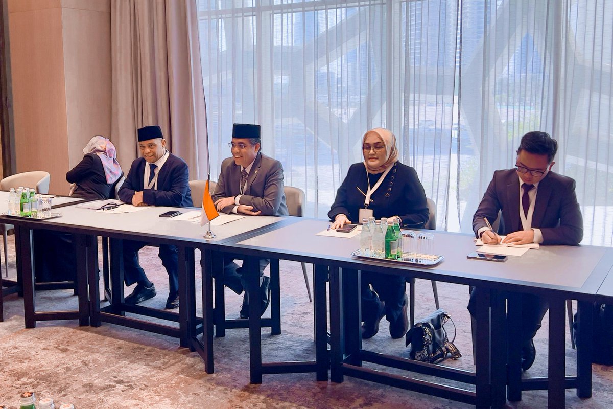 sosial_gov_az's tweet photo. 🔹 Nazir Anar Əliyevin başçılıq etdiyi nümayəndə heyəti İslam Əməkdaşlıq Təşkilatına üzv dövlətlərin əmək nazirlərinin 6-cı konfransında iştirak etmək üçün Qətər Dövlətinin paytaxtı Doha şəhərində səfərdədir. 

🔹 Səfər çərçivəsində İndoneziyanın işçi qüvvəsi naziri və Qətər Dövlətinin əmək naziri ilə görüşlər olub.

ℹ️ Hər iki görüşdə Azərbaycanda son illər aparılan sosial islahatlara dair məlumat verilib, gələcək əməkdaşlıq məsələləri müzakirə olunub.

↪️ https://t.co/NfgKBA9Akp

#ƏƏSMN