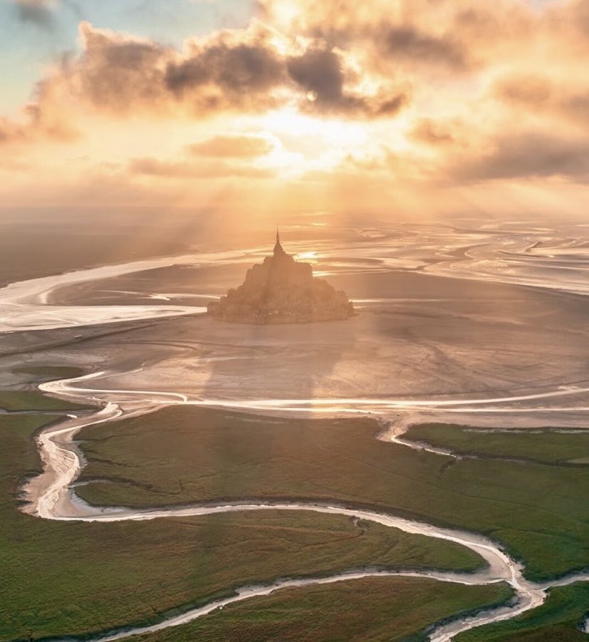 16 octobre 708, fondation du sanctuaire du Mont-Saint-Michel par Aubert évêque d'Avranches.