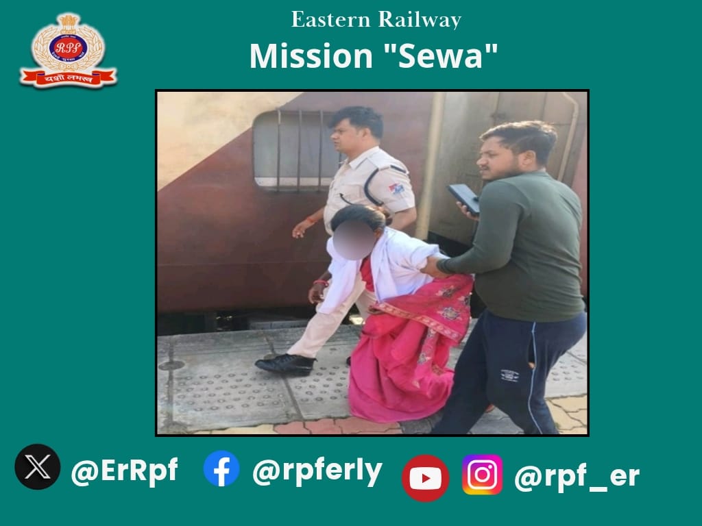 ErRpf's tweet photo. “Timely help from silent heroes!”
RPF officials rescued 01 sick female person from train at Godda Railway Station and shifted her to nearest Government Hospital for treatment.
#MissionSewa
@RPF_INDIA 
@RailMinIndia 
@EasternRailway https://t.co/68Pwm0bhoa