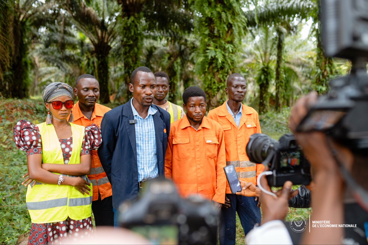 Durant sa mission économique à Yaligimba, le Vice-Premier Ministre, Ministre de l’Économie nationale, Daniel Mukoko Samba, s’est rendu dans le village de Woonda, où il a exploré une plantation de 89 Hectares, appartenant à Franck Poso Wa Ba Poso, un agriculteur qui cultive le