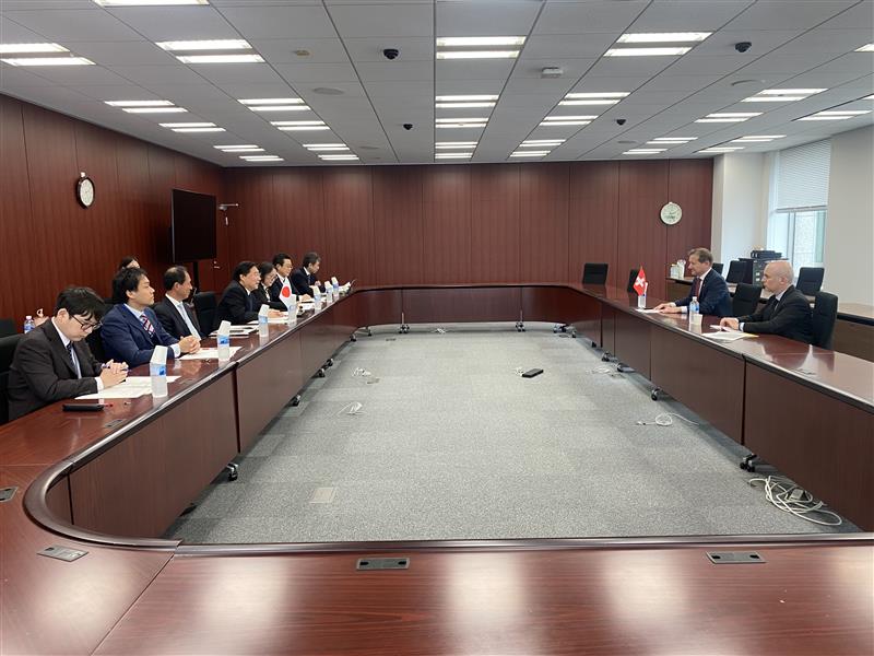 10月16日（木）に手塚委員長は、ロジェ・ドゥバッハ駐日スイス大使の表敬訪問を受けました。