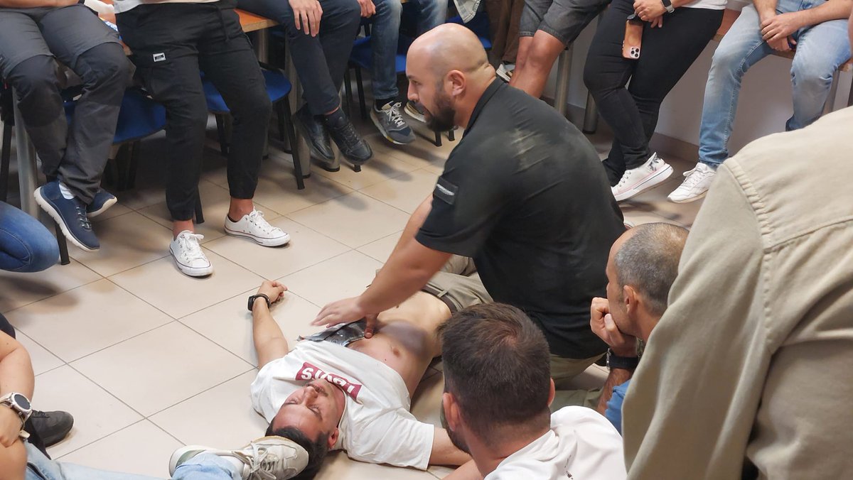 supmadrid's tweet image. 🔴 Cuando cada segundo cuenta. 
🩺 Curso de #AtenciónSanitariaEnEmergencias⛑️

🩸Aprendimos a colocar torniquetes, controlar hemorragias y evacuar heridos.
🔵 Formación útil, práctica y que salva vidas.

🔝Te lo vas a perder en la próxima edición❓️
#SupLíderEnFormacíon