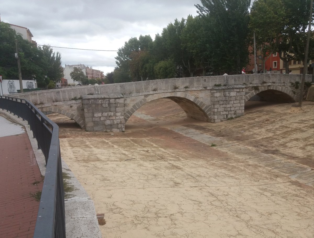 El caso del río Zapardiel a su paso por Medina del Campo (Valladolid), resulta especialmente triste. Todo el cauce está cimentando, el agua discurre por debajo del mismo, por una especie de alcantarilla, y tienen "embutido" en el hormigón un puente medieval. Lamentable.