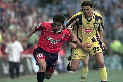 Matias Almeyda, entrenador del <a href="/SevillaFC/">Sevilla Fútbol Club</a>, va ser un dels jugadors de  la <a href="/OfficialSSLazio/">S.S.Lazio</a> que van guanyar la final de la Recopa de 1️⃣9️⃣9️⃣9️⃣ a aquell mític <a href="/RCD_Mallorca/">RCD Mallorca</a> d'Hèctor Cúper. A l'imatge pugnant per una pilota amb <a href="/AIbagaza/">ARIEL IBAGAZA</a>

Via <a href="/UHmallorca/">Ultima Hora Mallorca</a>