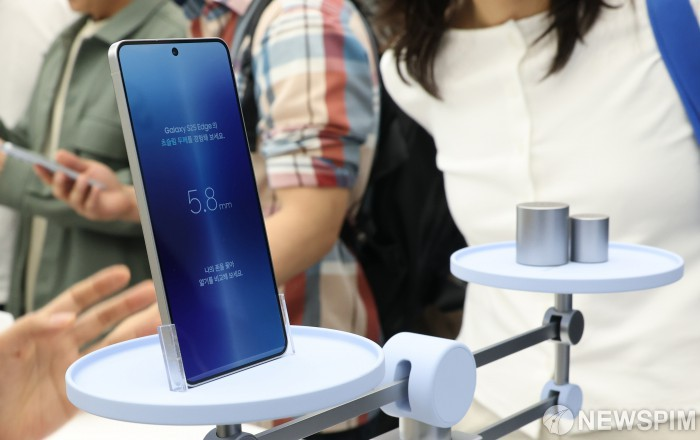 Jukanlosreve's tweet image. [Exclusive] “Not Selling Well at All”… Samsung to Discontinue Ultra-Slim ‘Galaxy Edge’ Line

Samsung Electronics has decided to discontinue its ultra-slim smartphone lineup, the “Edge” series. The decision comes just five months after the company ambitiously launched the…