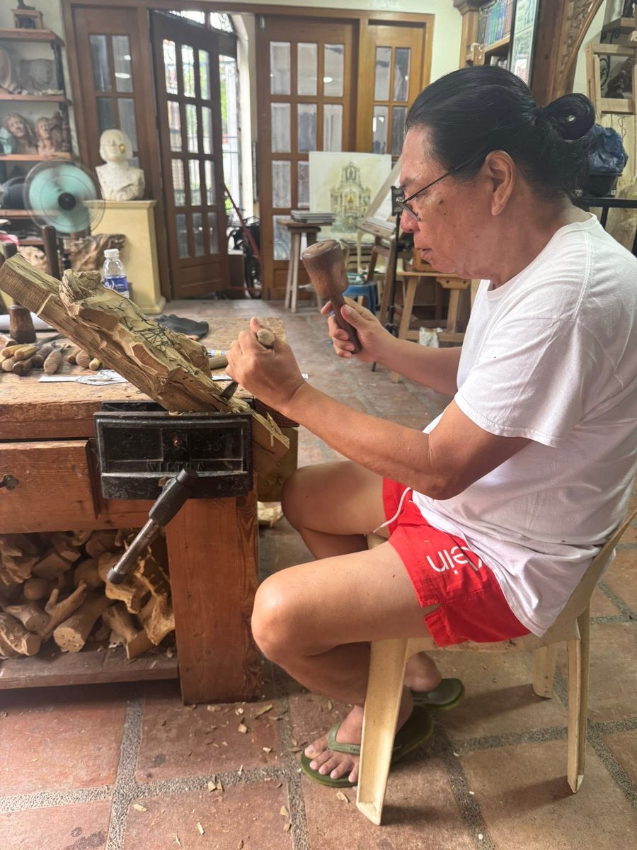 Il Cardinale Jose Advincula e il clero dell’Arcidiocesi di Manila hanno donato a Sua Santità Papa Leone XIV una ferula in legno, realizzata in teak e narra. #LeoneXIV