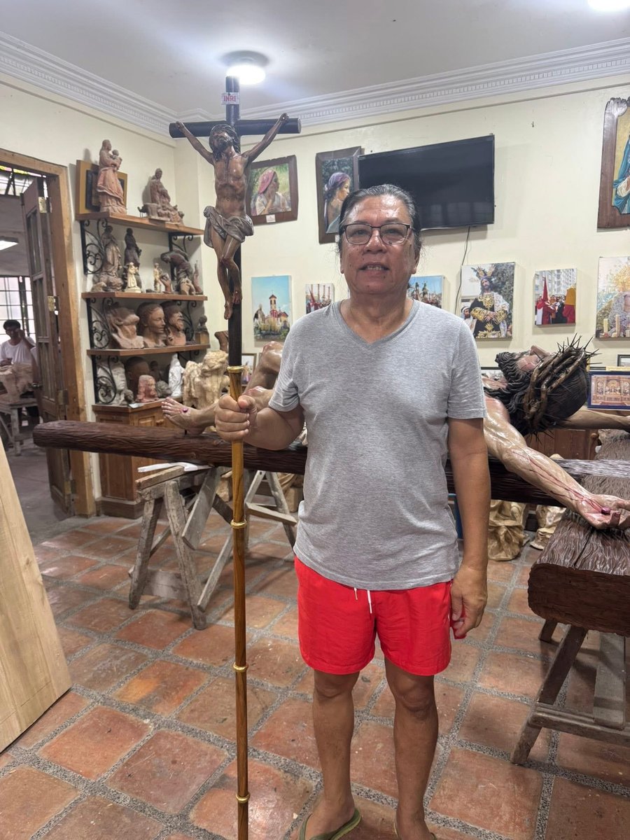 Cardinal Jose Advincula and the clergy of the Archdiocese of Manila donated a wooden ferula, made of teak and narra, to His Holiness Pope Leo XIV. #LeoXIV
