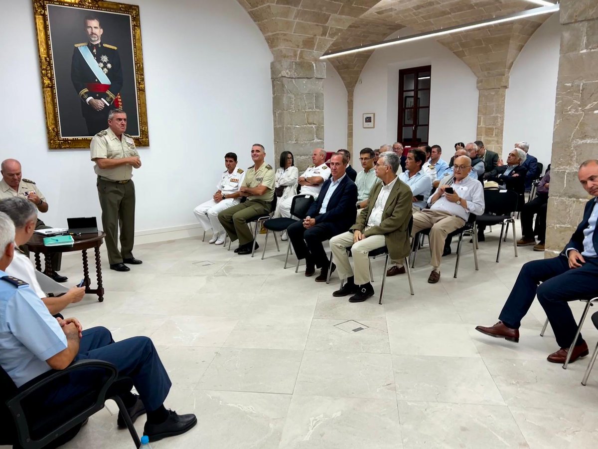 COMGEBAL_ET's tweet photo. Anoche pudimos analizar el desembarco de Alhucemas, en el marco de una mesa redonda celebrada en el Celler del Palacio de la #Almudaina, sede del CG. #COMGEBAL, con participación de militares de los tres Ejércitos.
@MCANA_ET
@EjercitoTierra
@Armada_esp
@EjercitoAire https://t.co/94YgwDTqVJ