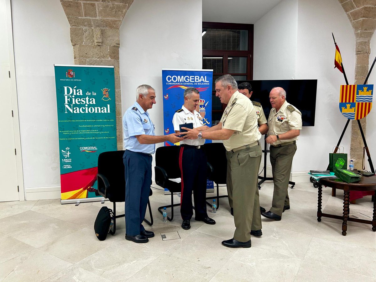 COMGEBAL_ET's tweet photo. Anoche pudimos analizar el desembarco de Alhucemas, en el marco de una mesa redonda celebrada en el Celler del Palacio de la #Almudaina, sede del CG. #COMGEBAL, con participación de militares de los tres Ejércitos.
@MCANA_ET
@EjercitoTierra
@Armada_esp
@EjercitoAire https://t.co/94YgwDTqVJ