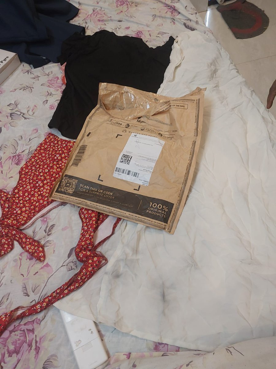 RisingDinesh's tweet photo. @myntra this is how you fool customers by looting money and wasting time 
Ordered product vs delivered product for Order ID # 1311995 11234478921201

Please don't play with customers time and money 
We trusted myntra during every festival and occasion.. we never expected this . https://t.co/PMan04aNmn