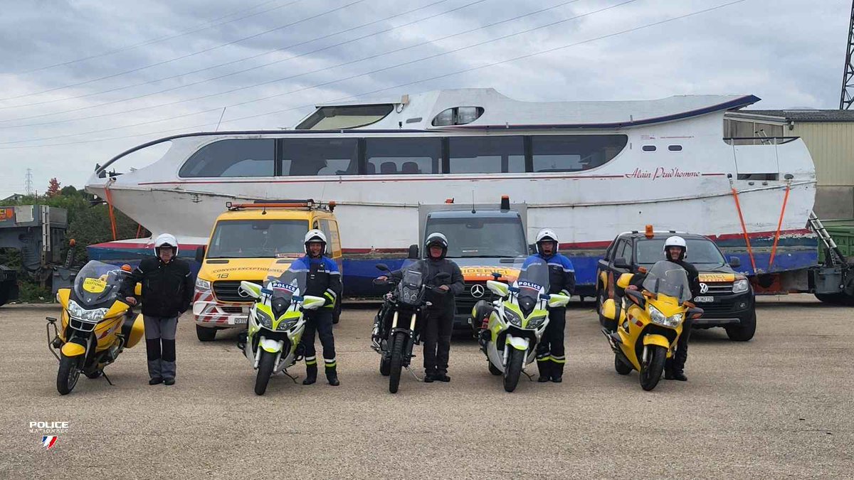 #jeudiphoto I Les 8 et 9 octobre, les motards de la Police nationale de l'Ain avaient pour mission le "guidage" d'un convoi exceptionnel pour un bateau mesurant 25 mètres de long pour 5 mètres de large et un poids de 80 tonnes.
Les missions police c'est aussi cela !
