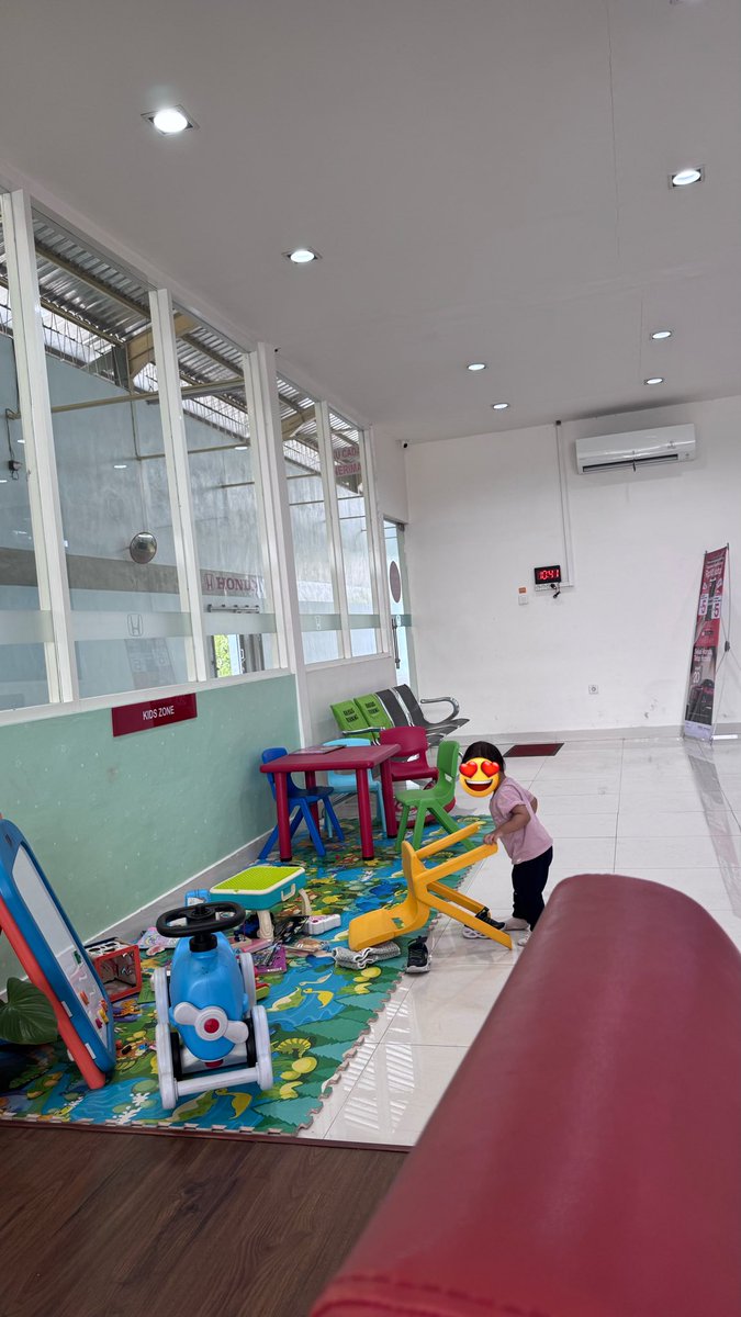 jakfarsoo's tweet photo. Terlalu nyaman dengan kebebasan waktu, service + momong bocah 🤣🥰 https://t.co/A3kXmo0QSX
