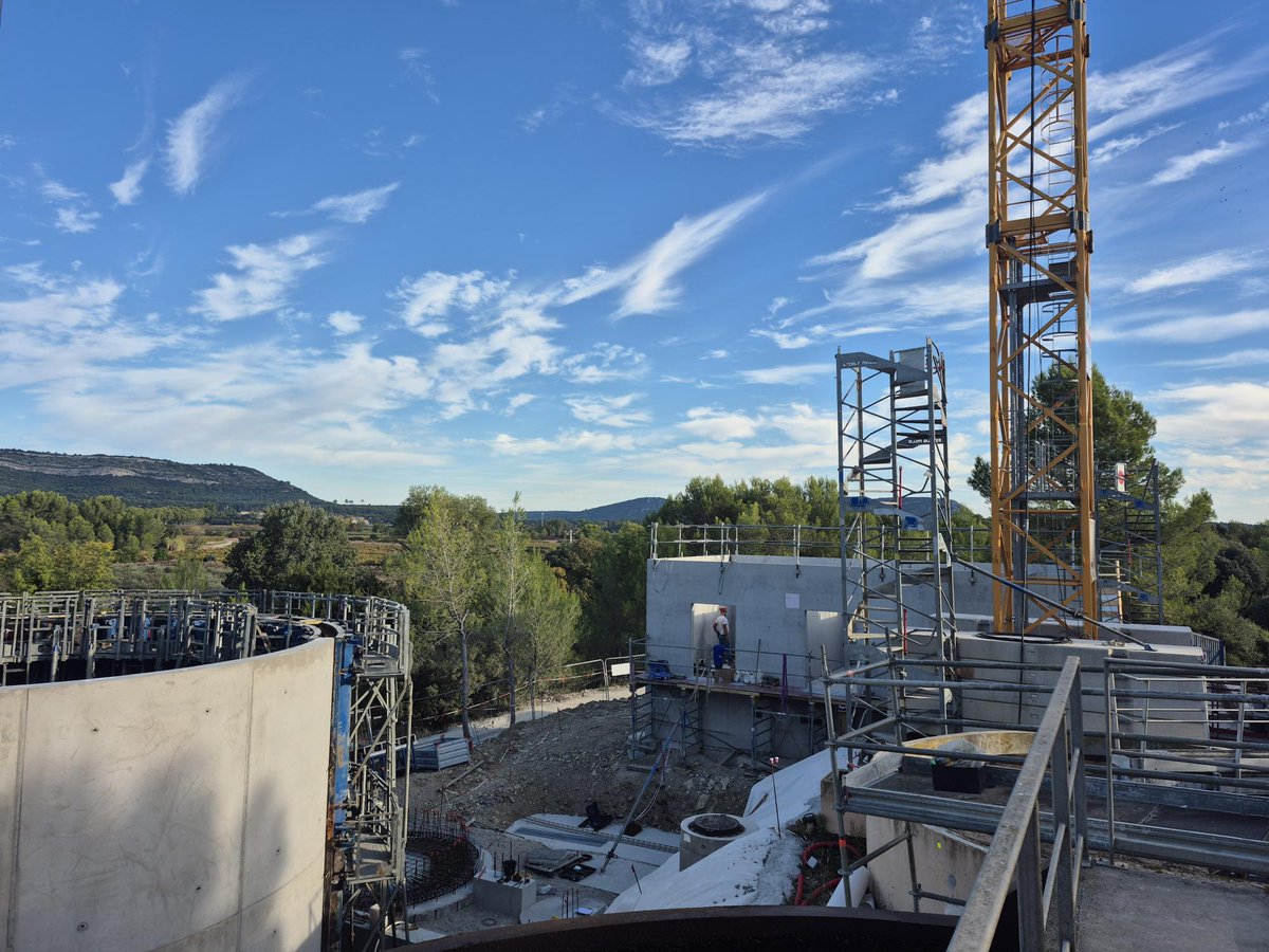 RegiedeseauxM3M's tweet photo. 💧 La reconstruction de la #STEU de #Montaud avance !
➡️ Clarificateur terminé
➡️ Ferraillage du bassin achevé
➡️ Prémurs du bâtiment technique posés
Objectif : + de capacité, – d’impact, + d’énergie solaire
Mise en route prévue en avril 2026. https://t.co/UDV1ygZzNr