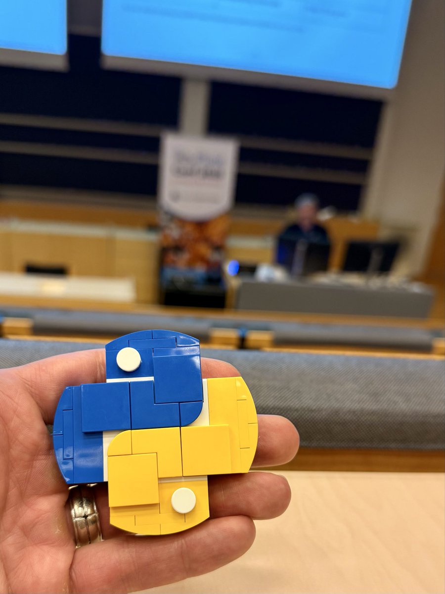 aboycalledhero's tweet image. And a little #Python Lego set too! @clcoding @LEGO_Group @ploneconf @plone @juizi_web #ploneconf2025
