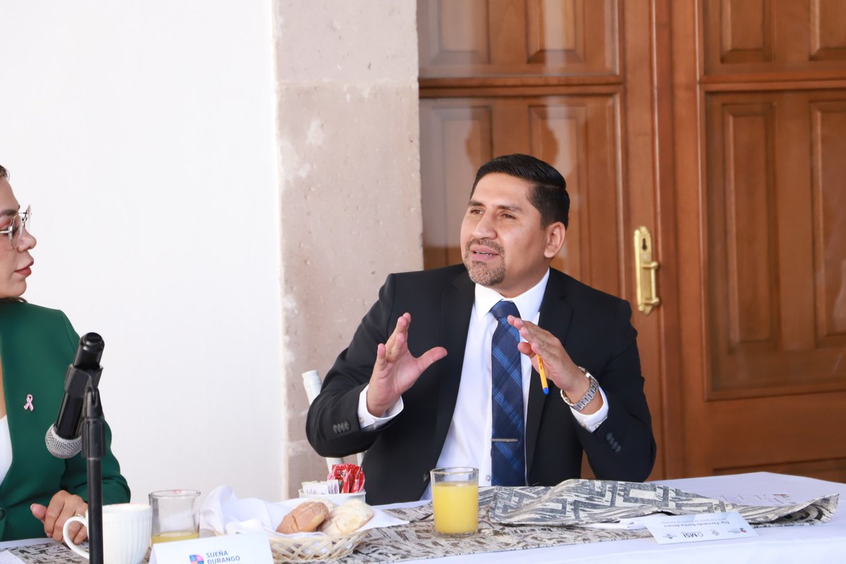 Hablando de narcos,,. Que les parece este pinche gato del pan que se cuela de cada amigo o jefe que nomas dejan de tener poder y dejan de ser amigos