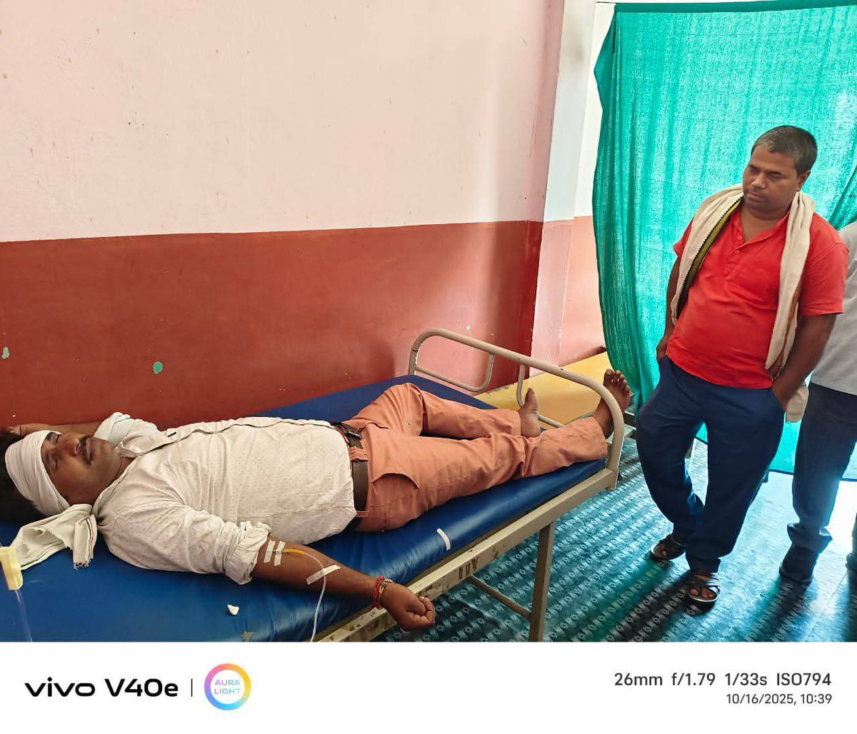 शिक्षकों का शोषण किस प्रकार बढ़ गया  है चारों तरफ से दबाव ही दबाव,, जनपद सिद्धार्थनगर के इटवा ब्लॉक के एक शिक्षक का खंड शिक्षाधिकारी के प्रताड़ना से जहर खा लेना है इसकी बानगी मात्र है,,कार्यवाही की प्रतीक्षा में...<a href="/CMOfficeUP/">CM Office, GoUP</a>
<a href="/jagdambikapalmp/">Jagdambika Pal</a> 
<a href="/thisissanjubjp/">Sandeep Singh</a>